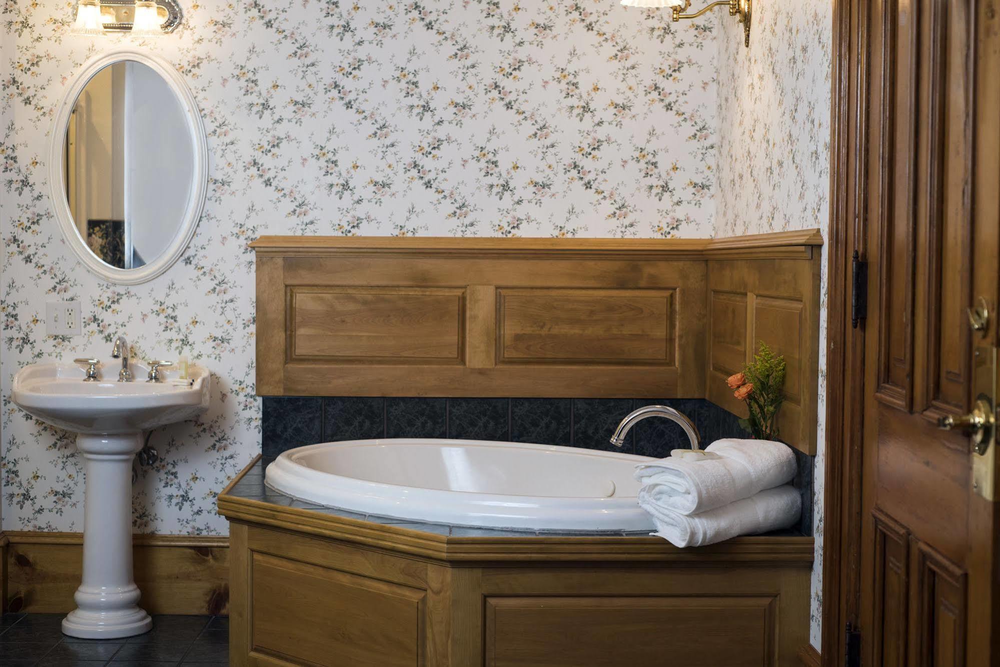 Decker Hotel & Bar Maquoketa Ngoại thất bức ảnh